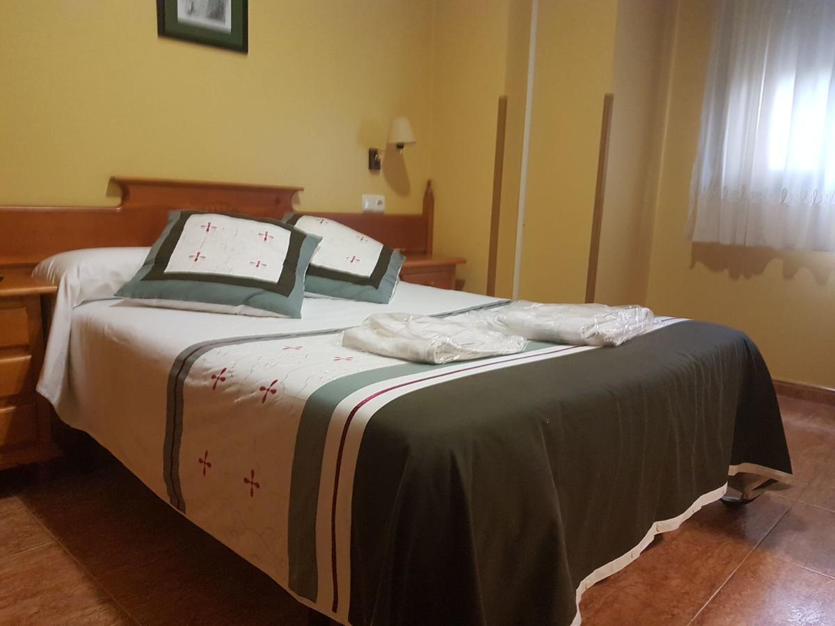 Hostal Los Nogales Cangas De Narcea Exterior photo