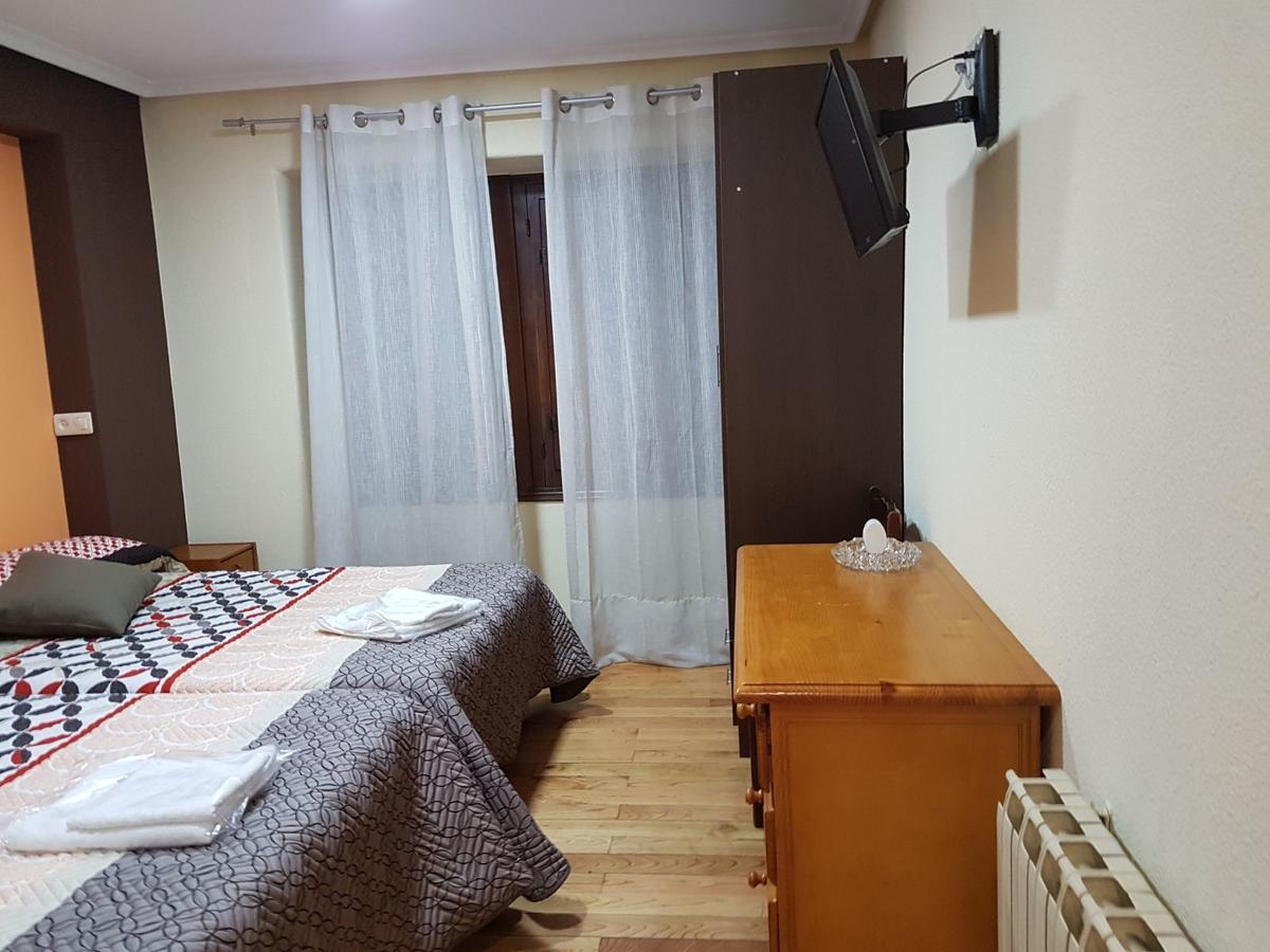 Hostal Los Nogales Cangas De Narcea Exterior photo